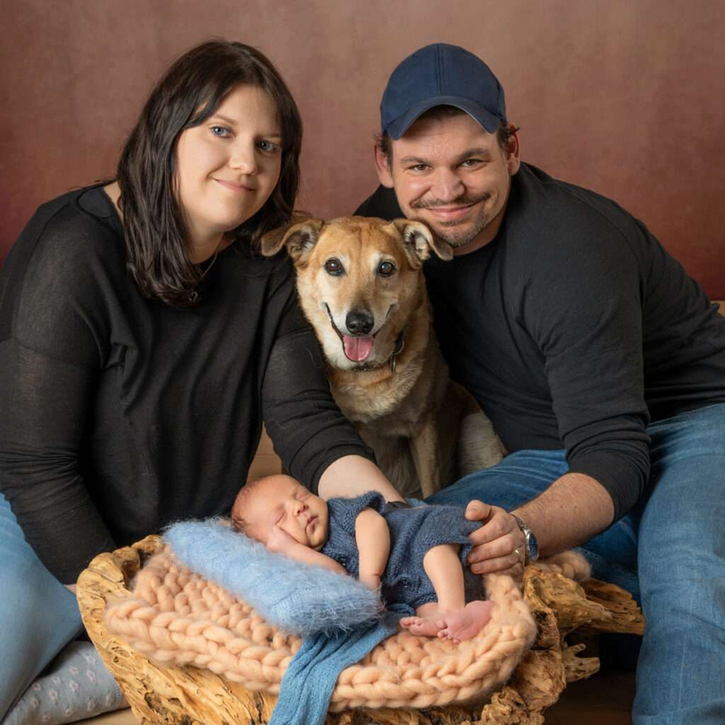 Newbornshooting_Blau_Boy_Hund_Familie