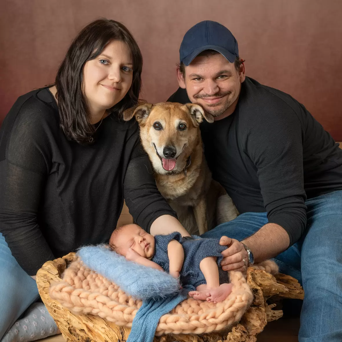 Newbornshooting_Blau_Boy_Hund_Familie