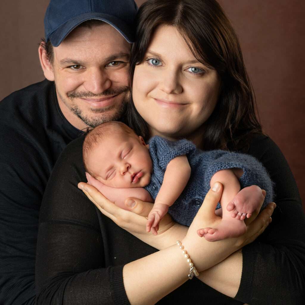 Newbornshooting_Blau_Boy_Hund_Familie